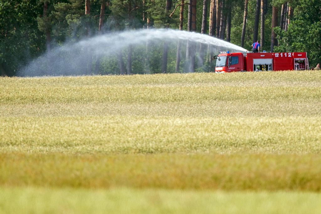 Sebelumnya diberitakan bahwa kedua pilot berhasil menggunakan kursi ejektor dan terjun menggunakan parasut. Namun hanya satu pilot yang ditemukan selamat.
