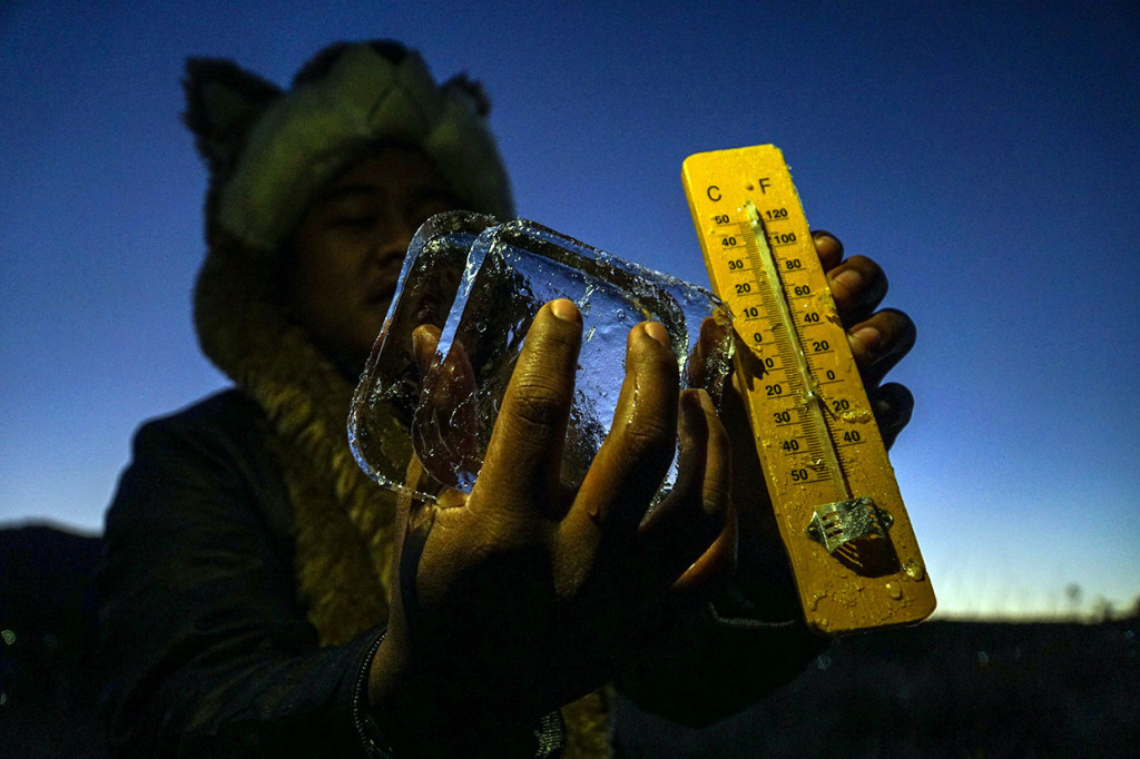 Fenomena embun beku atau embun upas kembali terjadi pada Selasa, 25 Juni 2019 pagi, dan suku di sekitar kompleks Candi Arjuna mencapai minus 7 derajat celcius.