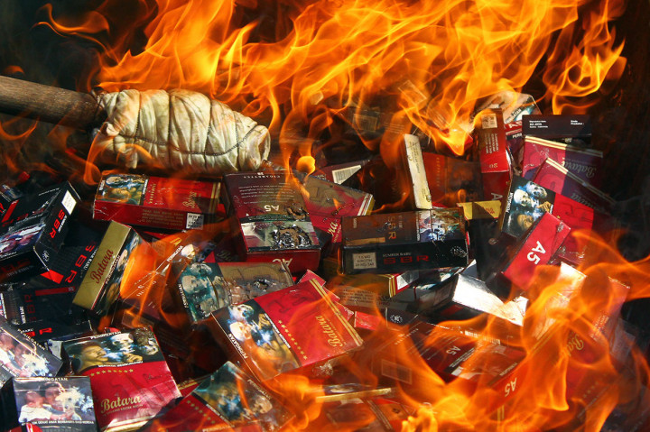 Petugas membakar barang ilegal hasil sitaan di Kantor Bea Cukai Malang, Jawa Timur, Selasa, 25 Juni 2019. 