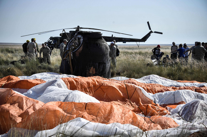 Oleg Kononenko dengan agen ruang angkasa Rusia Roscosmos, Anne McClain dari NASA dan astronot Badan Antariksa Kanada David Saint-Jacques mendarat menggunakan pesawat ruang angkasa Soyuz MS-11 Rusia. Afp Photo/Alexander Nemenov