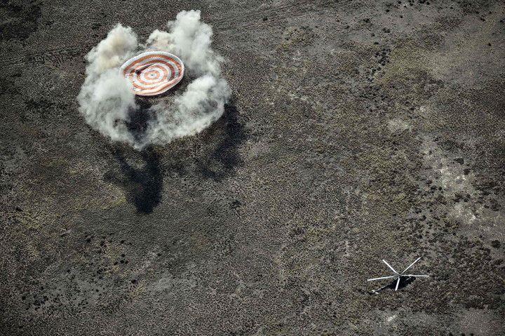 Ketiganya mendarat di tenggara kota Dzhezkazgan di padang rumput Kazakhstan. Afp Photo/Alexander Nemenov