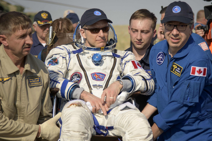 Petugas kesehatan membawa astronot Badan Antariksa Kanada David Saint-Jacques usai mendarat di tenggara kota Dzhezkazgan di padang rumput Kazakhstan. Afp Photo/NASA/Bill Ingalls