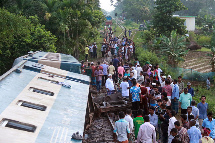 Para pejabat mengatakan bahwa sebagian jembatan ambruk saat kereta api melaju di atasnya, mengakibatkan lima gerbong tergelincir dan salah satunya tercebur ke sungai. KA sedang dalam perjalanan menuju ibu kota Dhaka, setelah berangkat dari Kota Sylhet di wilayah timur, saat tergelincir. 