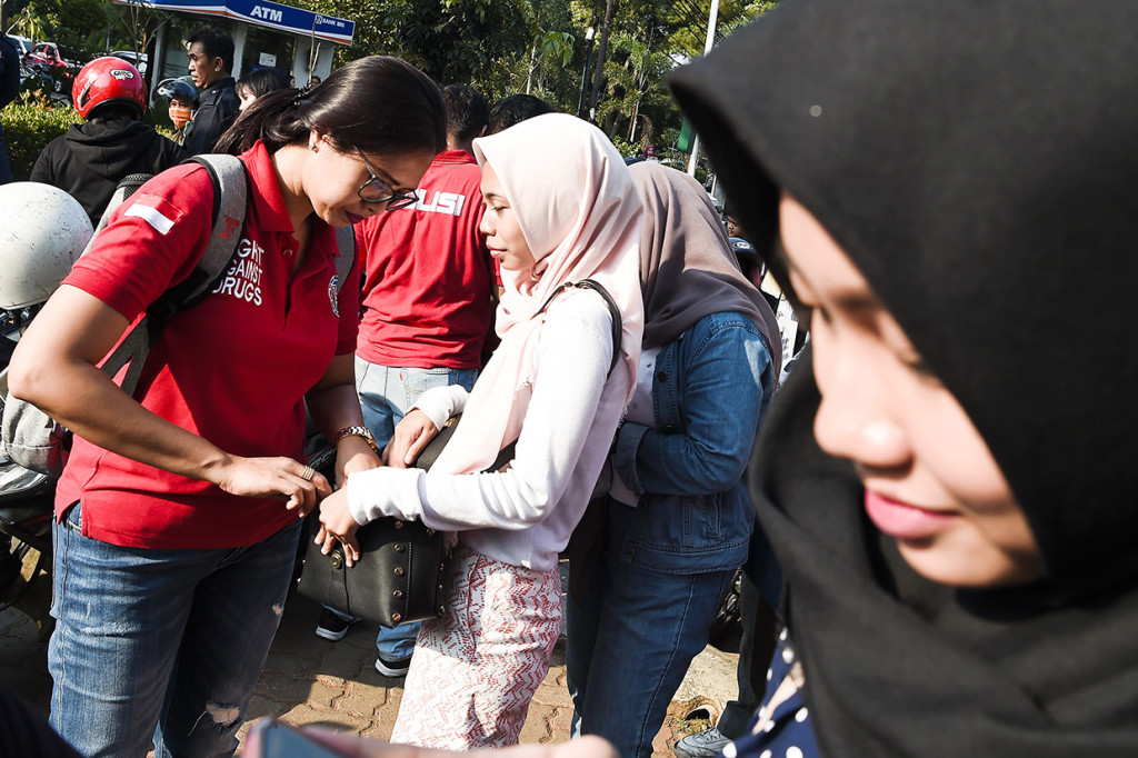 Petugas kepolisian merazia barang bawaan mahasiswa saat gelar patroli cipta kondisi gabungan P4GN di Universitas Nasional, Jakarta.