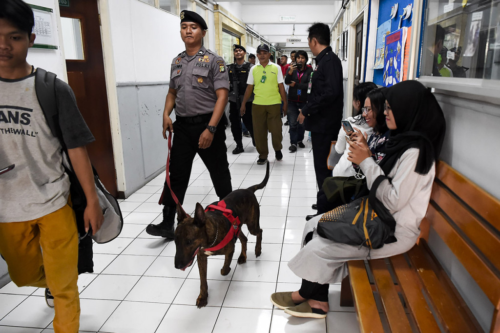 Polisi juga menerjunkan K-9 (anjing pelacak) untuk mengendus narkoba, menyisir ke beberapa tempat.