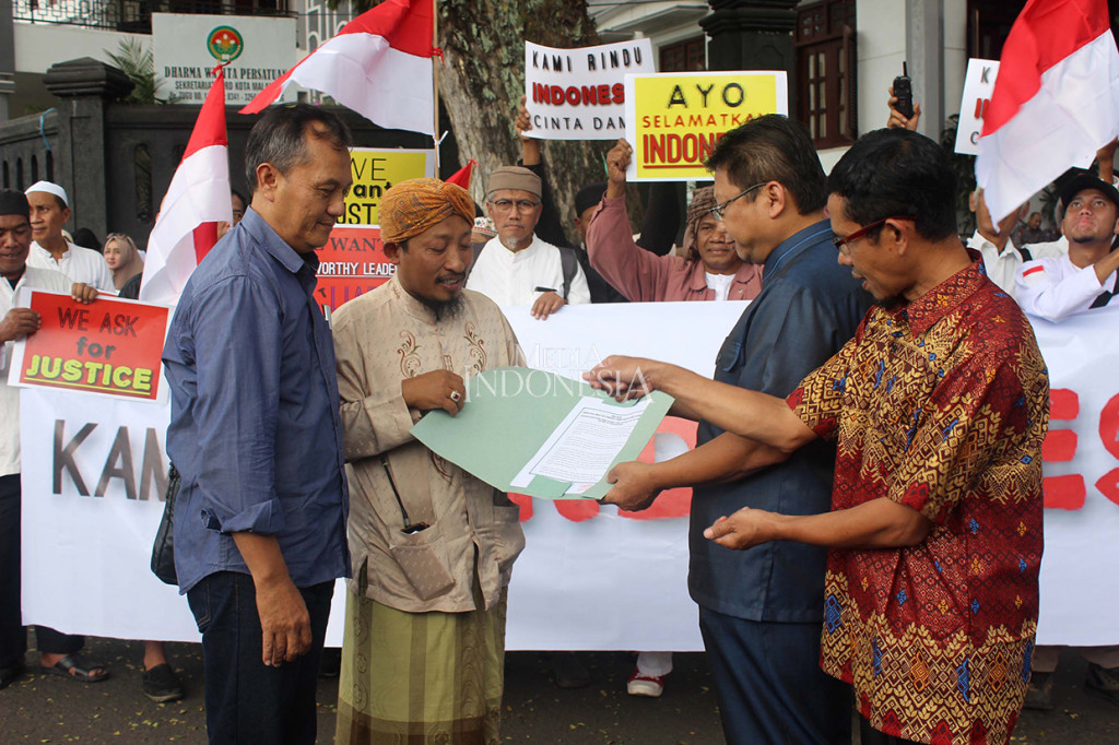 Menjelang sidang putusan sengketa Pilpres 2019 di Mahkamah Konstitusi (MK), sejumlah warga yang tergabung dalam Komite Malang Peduli Keadilan (KMPK) menggelar aksi di depan Balai Kota Malang.