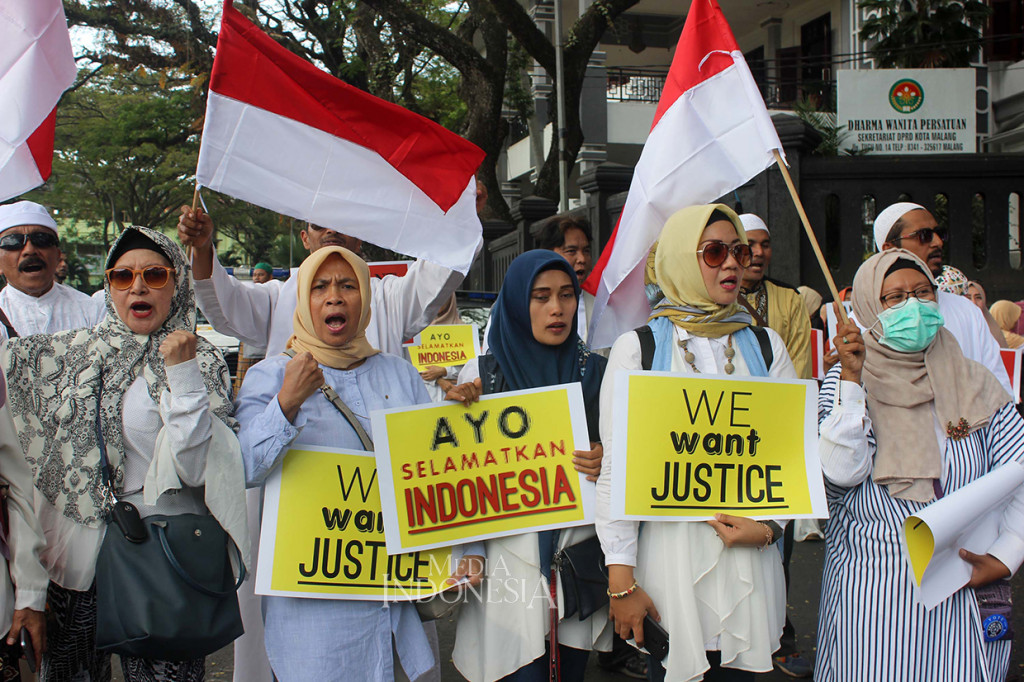 Aksi itu dimulai dengan shalat gaib dan pembacaan tahlil untuk Kelompok Penyelenggara Pemungutan Suara (KPPS) yang meninggal dunia. Setelah itu, dilanjutkan dengan orasi dan deklarasi damai.
