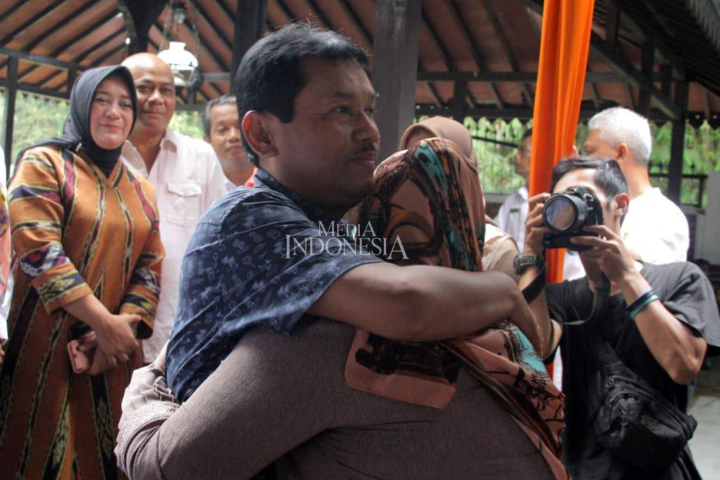 Rachmat baru saja bebas pada 8 Mei 2019 setelah menjalani masa hukuman di Lapas Sukamiskin Bandung. Rachmat saat itu divonis 5 tahun 6 bulan penjara dan denda Rp300 juta karena menerima suap senilai Rp4,5 miliar guna memuluskan rekomendasi surat tukar-menukar kawasan hutan atas nama PT Bukit Jonggol Asri seluas 2.754 hektare. MI/Dede Susianti