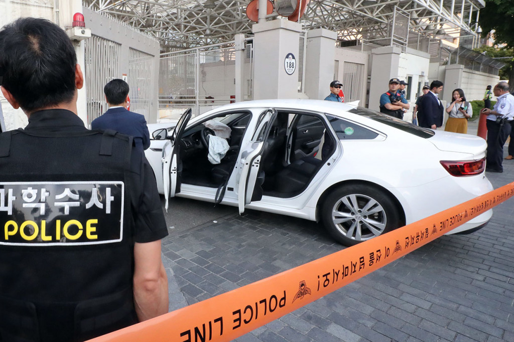 Sebuah mobil yang membawa lebih dari dua lusin tabung gas sekali pakai menabrak gerbang Kedubes AS di Seoul pada Selasa, hanya beberapa hari sebelum kunjungan Presiden AS Donald Trump ke Korsel. Trump dijadwalkan melakukan perjalanan ke ibu kota Korsel akhir pekan ini setelah menghadiri KTT G20 di Jepang.