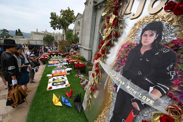 Karangan bunga dan foto-foto Jacko memenuhi pelataran peristirahatan terakhir Raja Pop tersebut di Forest Lawn Cemetery, Glenade, California.