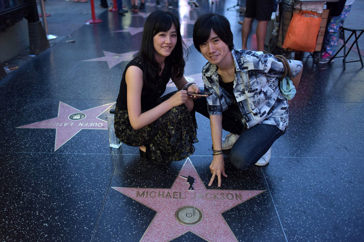 Peringatan 10 tahun kematian Sang Superstar juga dilakukan para penggemarnya di Hollywood Walk of Fame, Hollywood. Mereka rela antre untuk dapat berfoto di bintang Michael Jackson di Hollywood Walk of Fame.
