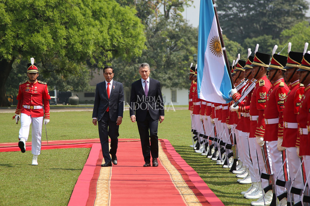 Presiden Joko Widodo bersama Presiden Republik Argentina Mauricio Macri memeriksa pasukan di Istana Bogor, Jawa Barat, Rabu, 26 Juni 2019. Lagu kebangsaan kedua negara dan dentuman meriam mewarnai upacara kenegaraan ini. Presiden Mauricio bersama Juliana memasuki halaman depan Istana Bogor sekitar pukul 11:10 WIB.