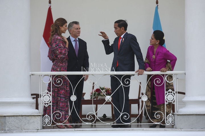 Presiden Jokowi didampingi Ibu Iriana Joko Widodo berbincang bersama Presiden Republik Argentina Mauricio Macri dan Ibu Negara Juliana Awada berbincang di beranda Istana Bogor, Jawa Barat.