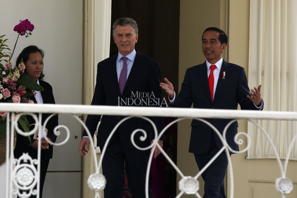 Presiden Jokowi kemudian mengajak Presiden Argentina menuju Teratai Hall Istana Kepresidenan Bogor untuk mengisi buku tamu dan agenda lainnya.