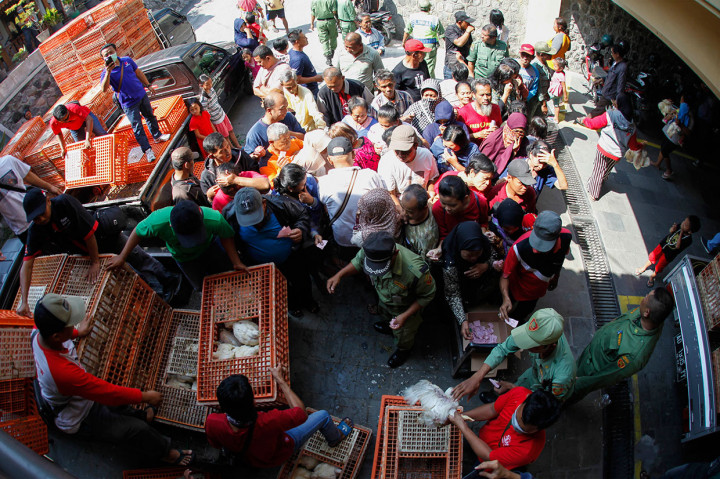 Warga antre untuk mendapatkan ayam yang dibagikan secara gratis oleh Perhimpunan Insan Perunggasan Rakyat Indonesia (Pinsar Indonesia) Jawa Tengah di Kota Solo, Jawa Tengah, Rabu, 26 Juni 2019. Antara Foto/Maulana Surya