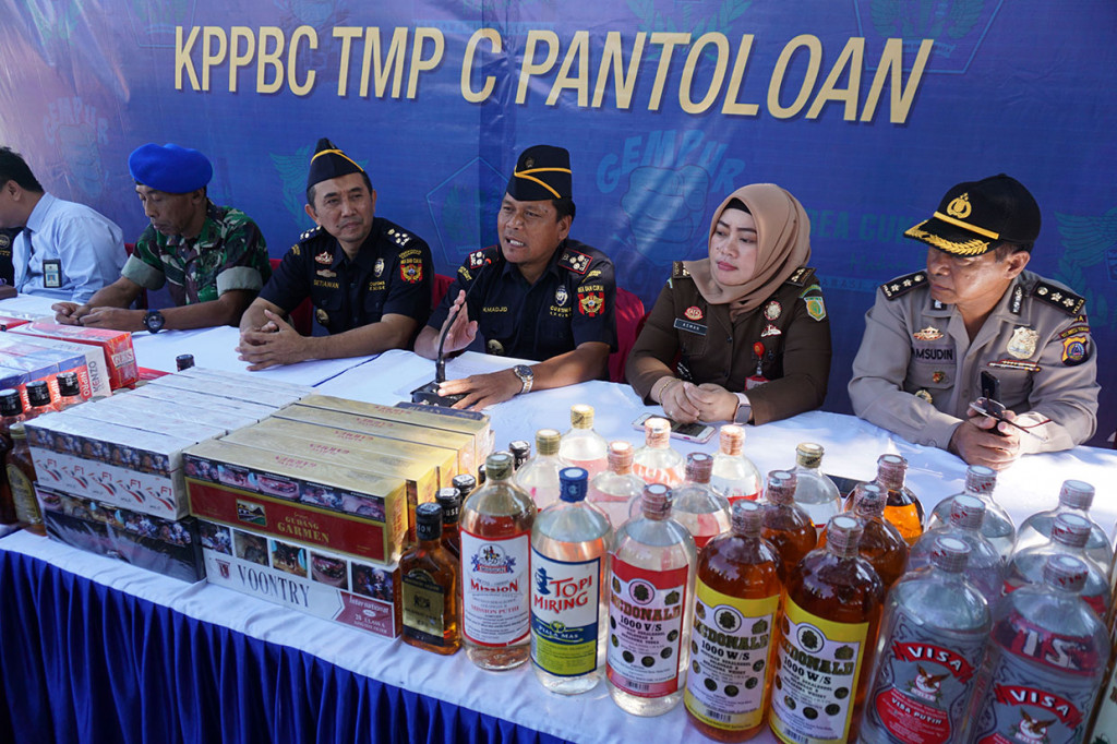Kepala Kantor Pengawasan dan Pelayanan Bea dan Cukai (KPPBC) Tipe Madya Pabean (TMP) C Pantoloan Mohamad Majid (ketiga kanan) menjawab pertanyaan wartawan saat pelaksanaan pemusnahan rokok dan minuman mengandung alkohol ilegal hasil penindakan KPPBC setempat di Palu, Sulawesi Tengah.