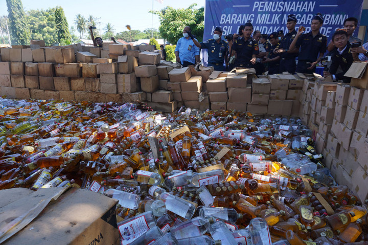 Sebanyak 86.987 botol minuman beralkohol dan 380.460 batang rokok ilegal hasil penindakan selama tahun 2018 dimusnahkan dengan total potensi kerugian negara yang berhasil dicegah sebesar Rp2,2 miliar.