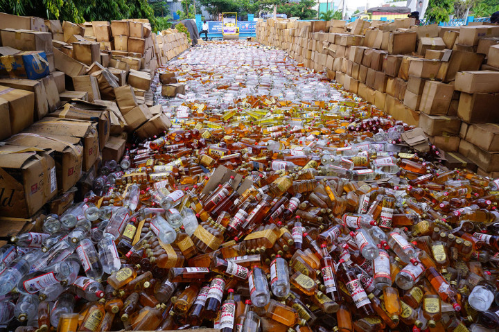 Ribuan rokok ilegal tersebut dibakar dalam drum yang telah disiapkan, sedangkan ribuan botol minuman beralkohol tersebut digilas dengan tandem roller.