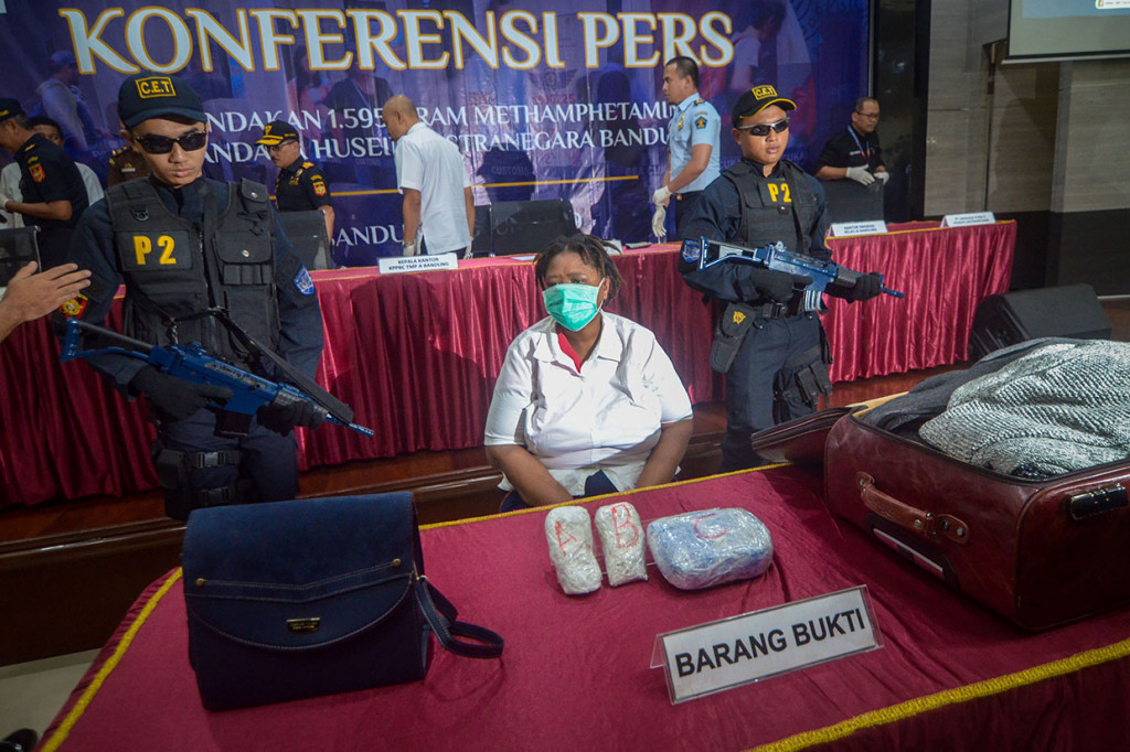 Tersangka penyeludupan narkotika dihadirkan kepada awak media saat pengungkapan kasus narkotika di Bea Cukai Kanwil Jawa Barat, Bandung.