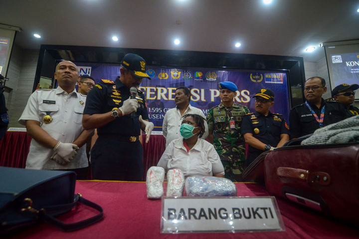 Petugas Bea Cukai Kanwil Jawa Barat beserta tim interdiksi terpadu Bandara Husein Sastranegara berhasil menangkap tersangka asal Afrika yang membawa 1.595 methamphetamine senilai Rp 3,1 miliar.
