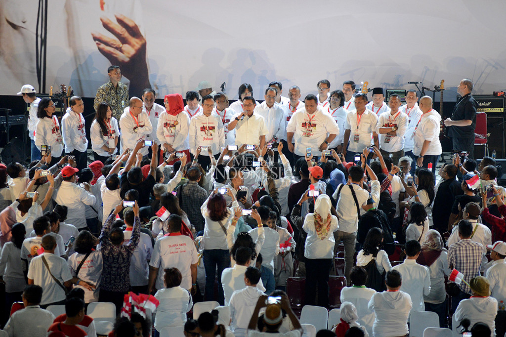 Ketua Harian TKN, Moeldoko (tengah) menyampaikan sambutan di depan seribuan relawan yang hadir dalam halal bihalal Forum Relawan Jokowi di Tenni Indoor Senayan.