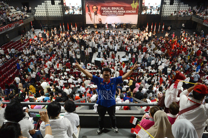 Seribuan relawan hadir dalam halal bihalal Forum Relawan Jokowi di Tenni Indoor Senayan, Jakarta.