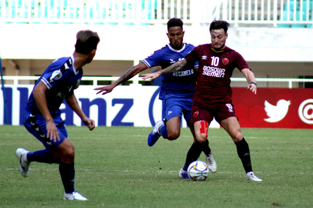 Dalam laga itu, Becamex unggul lebih dahulu lewat gol Wander Luiz pada akhir babak pertama. 