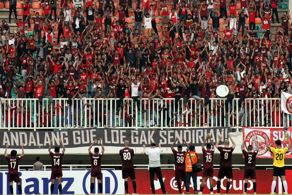Sejumlah pesepak bola PSM Makassar menyapa pendukung setelah gagal melaju ke babak final seusai pertandingan melawan Becamex Binh Duong di laga semifinal leg kedua Piala AFC 2019 di Stadion Pakansari, Bogor, Jawa Barat.
