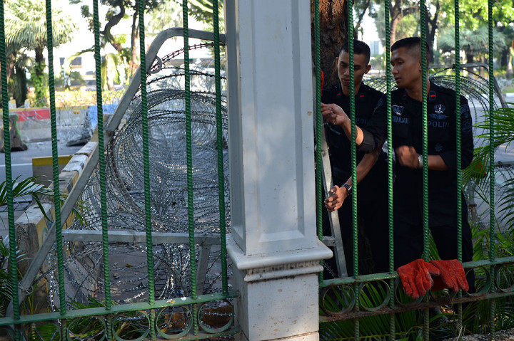 Pihak keamanan juga sudah menyiapkan barikade serta kawat berduri di Jalan Medan Merdeka Barat depan Gedung MK untuk pengamanan. Kendaraan bermotor sudah tidak bisa melalui depan Gedung MK dan harus memutar balik.