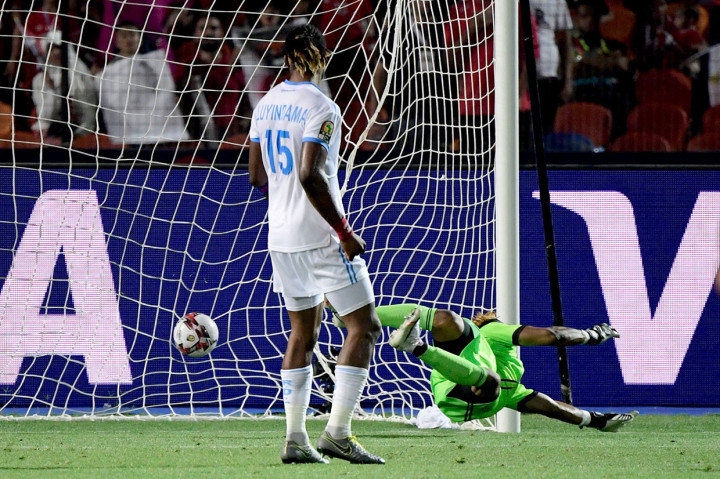 Tiga menit menjelang jeda Mohamed Salah menggandakan keunggulan timnya menjadi 2-0 lewat sontekan kaki kirinya yang gagal diantisipasi  Ley Matampi.