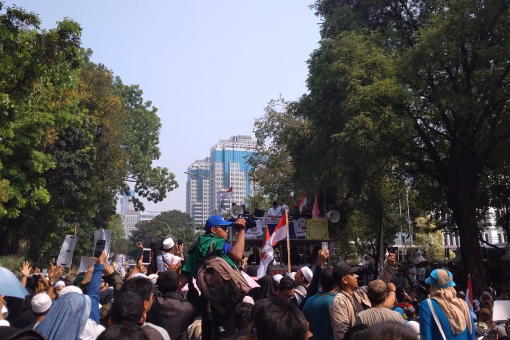 Massa aksi kawal putusan Mahkamah Konstitusi (MK) melakukan unjuk rasa di kawasan Jalan Medan Merdeka Barat, Jakarta. Medcom.id/Candra Yuri nuralam
