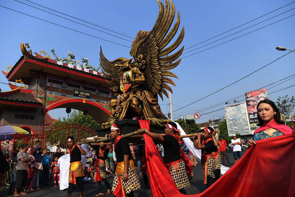 Iringan-iringan peserta Kirab Budaya Banjaran Mojobangkit di Kota Mojokerto, Jawa Timur.