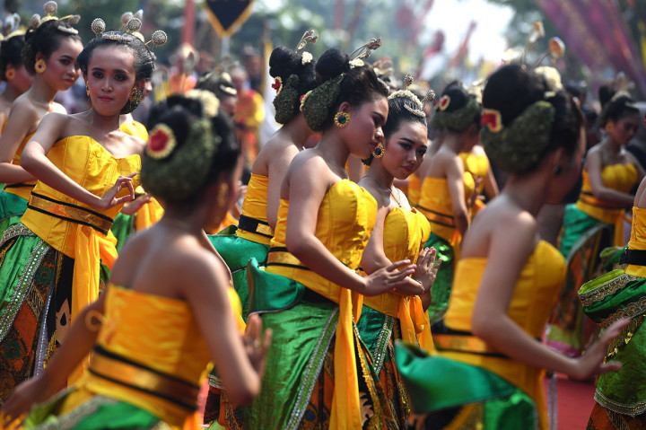 Kirab yang menampilkan sejumlah budaya kesenian Jawa Timur dan mengangkat tema Spirit of Majapahit tersebut dalam rangka memperingati Hari Jadi ke 101 Kota Mojokerto.