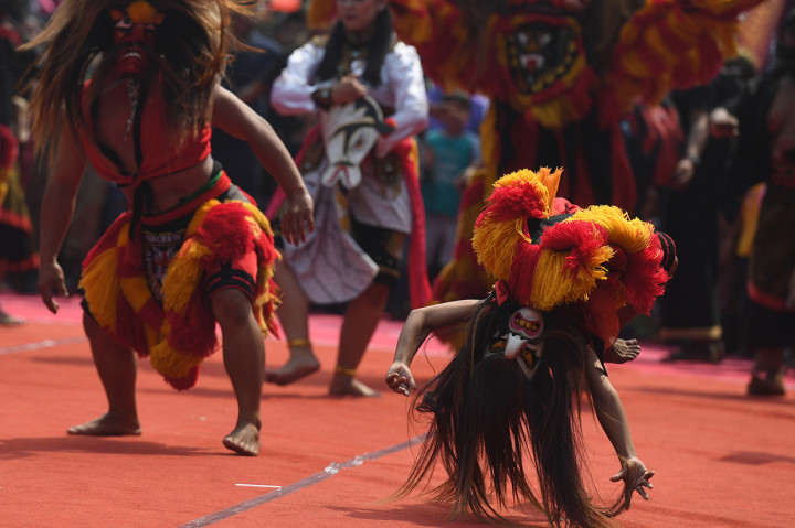 Seniman reog beratraksi saat Kirab Budaya Banjaran Mojobangkit di Kota Mojokerto, Jawa Timur.