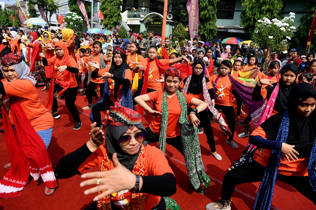 Warga menari Tari Remo kolosal pada Kirab Budaya Banjaran Mojobangkit di Kota Mojokerto, Jawa Timur.