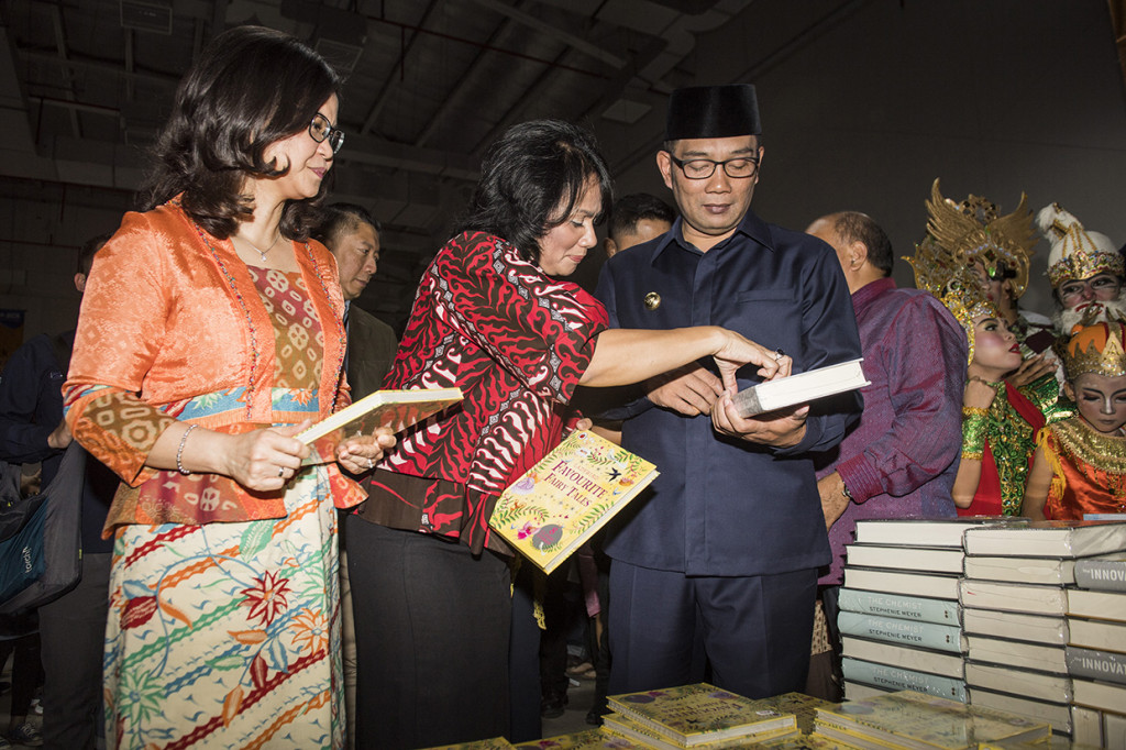 Gubernur Jawa Barat Ridwan Kamil (kanan) dan Kepala Kantor Wilayah 1 BCA Lanny Budiati (kiri) berbincang dengan Presiden Direktur PT Jaya Ritel Indonesia Uli Silalahi (tengah) usai membuka pameran Big Bad Wolf (BBW) di Kota Baru Parahyangan, Kabupaten Bandung Barat, Jawa Barat.