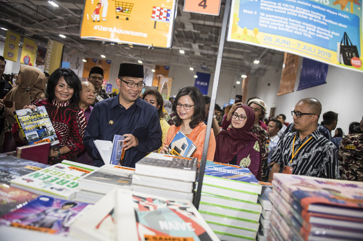 BCA bekerja sama dengan PT Jaya Ritel Indonesia menggelar Big Bad Wolf, bazar buku terbesar di dunia yang diselenggarakan pada 28 Juni hingga 8 Juli di Bandung, bertujuan untuk meningkatkan minat baca bagi masyarakat dan referensi bacaan berkualitas.