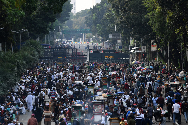 Massa berkumpul sebelum membubarkan diri usai melakukan aksi kawal putusan Mahkamah Konstitusi (MK) soal Perselisihan Hasil Pemilihan Umum (PHPU) Presiden dan Wakil Presiden 2019 di kawasan Jalan Medan Merdeka Barat, Jakarta.