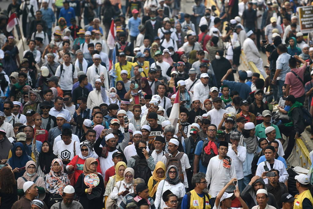 Massa demonstran membuatkan diri sekitar pukul 17.00 WIB. Mereka membubarkan diri dengan tertib.