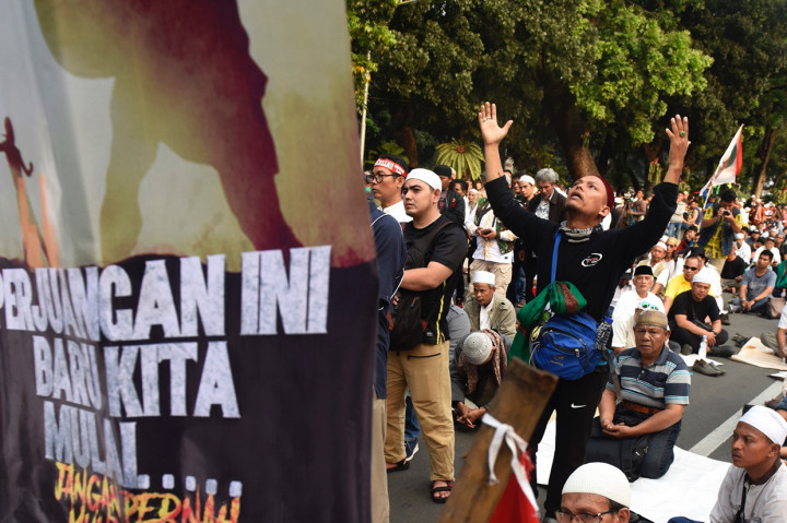 Sebelumnya bubar, massa aksi sempat menggelar solat Asar berjamaah dan berzikir.