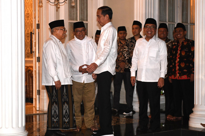 Calon presiden nomor urut 01 Joko Widodo tiba di kediaman calon wakil presiden KH Ma'ruf Amin  sekitar pukul 19.32 WIB. Antara Foto/Akbar Nugroho Gumay