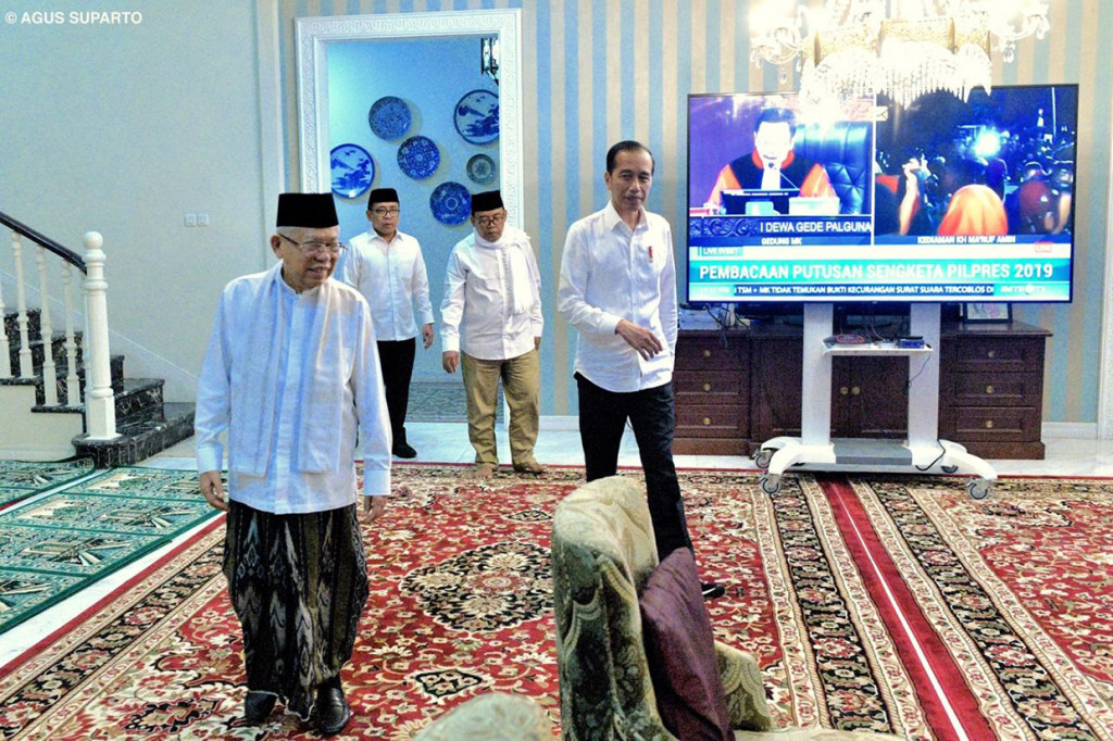 Jokowi mengatakan, kedatangannya  itu guna mengajak nonton bareng sidang Mahakamah Konstitusi (MK) di Bandara Halim Perdanakusuma sebelum ia berangkat menuju Osaka, Jepang untuk menghadiri pertemuan G-20. Setpres/Agus Suparto