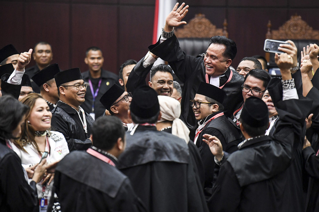 Tim kuasa hukum pasangan Calon Presiden dan Calon Wakil Presiden nomor urut 01 selaku pihak terkait meluapkan kegembiraan seusai sidang Perselisihan Hasil Pemilihan Umum (PHPU) Presiden dan Wakil Presiden 2019 di Gedung Mahkamah Konstitusi.
