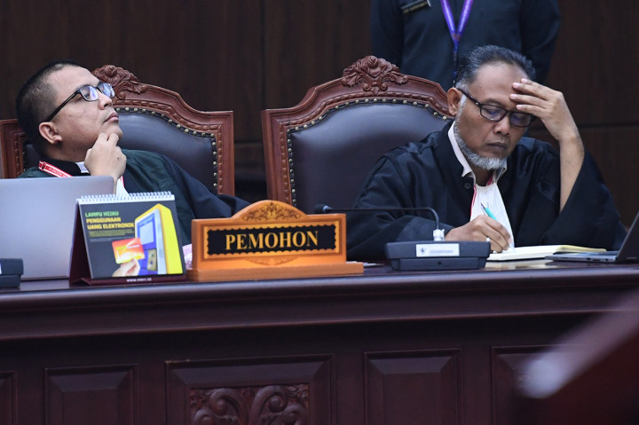 Sebelumnya, tim kuasa hukum Prabowo-Sandi yang diketuai Bambang Widjojanto mengajukan sejumlah permohonan agar dapat dikabulkan oleh hakim konstitusi perihal sengketa hasil Pilpres 2019. Seluruhnya ditolak Mahkamah dengan berbagai argumen. Menurut MK, dalil 02 tidak beralasan menurut hukum.