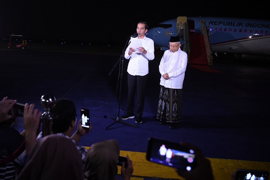 Calon Presiden dan Wakil Presiden nomor urut 01 Joko Widodo (kiri) dan Ma'ruf Amin memberikan keterangan pers terkait putusan MK tentang perselisihan hasil pemilihan umum (PHPU) Pilpres 2019 di Lanud Halim Perdanakusuma Jakarta.
