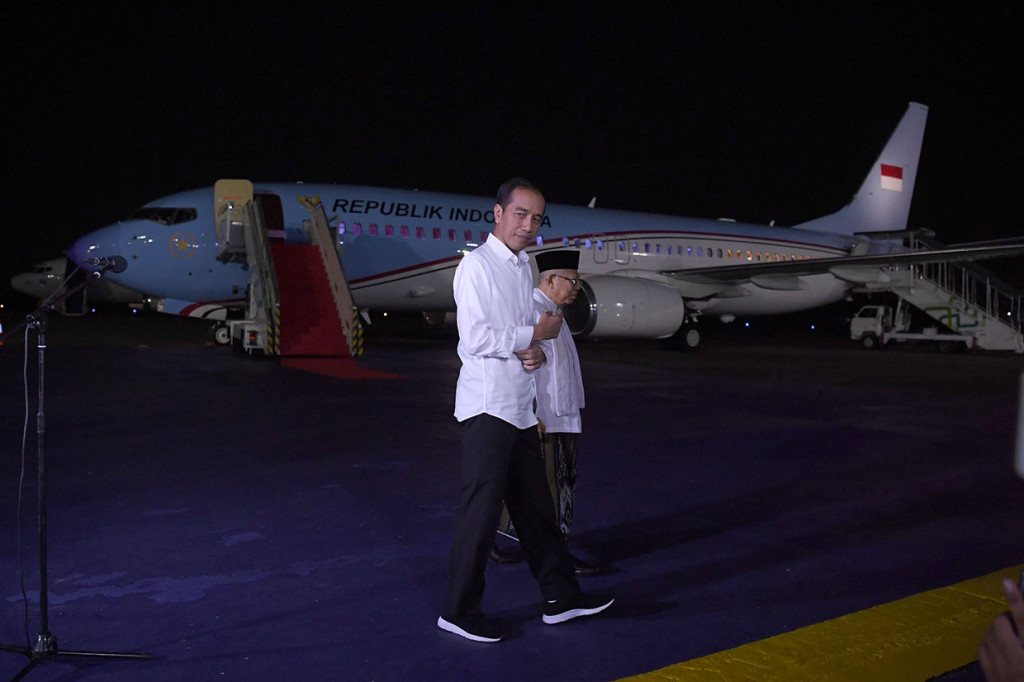 Calon Presiden dan Wakil Presiden nomor urut 01 Joko Widodo (kiri) dan Ma'ruf Amin berjalan bersama seusai memberikan keterangan pers terkait putusan MK tentang perselisihan hasil pemilihan umum (PHPU) Pilpres 2019 di Lanud Halim Perdanakusuma Jakarta.