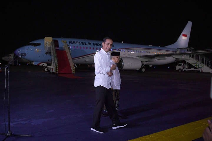 Calon Presiden dan Wakil Presiden nomor urut 01 Joko Widodo (kiri) dan Ma'ruf Amin berjalan bersama seusai memberikan keterangan pers terkait putusan MK tentang perselisihan hasil pemilihan umum (PHPU) Pilpres 2019 di Lanud Halim Perdanakusuma Jakarta.