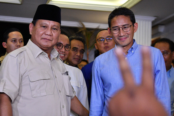 Dalam jumpa pers ini, Prabowo didampingi oleh calon wakil presiden 02 Sandiaga Uno beserta sejumlah petinggi partai Koalisi Adil Makmur.