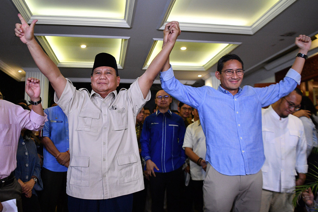 Calon Presiden dan Wakil Presiden nomor urut 02 Prabowo (kiri) dan Sandiaga Uno (kanan) berjabat tangan usai memberikan keterangan pers terkait putusan MK tentang perselisihan hasil pemilihan umum (PHPU) Pilpres 2019 di kediaman Prabowo, Jakarta Selatan.