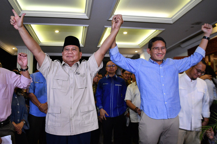 Calon Presiden dan Wakil Presiden nomor urut 02 Prabowo (kiri) dan Sandiaga Uno (kanan) berjabat tangan usai memberikan keterangan pers terkait putusan MK tentang perselisihan hasil pemilihan umum (PHPU) Pilpres 2019 di kediaman Prabowo, Jakarta Selatan.
